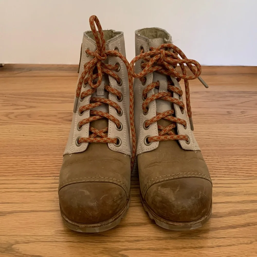 Gently worn Sorel Wedge Booties! Great treads for winter! - Picture 1 of 5